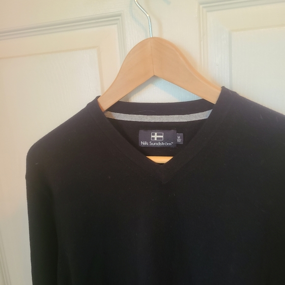 (1785) Nils Sundstrom Men's V-Neck Pullover Sweater, Size: Medium - Picture 2 of 3
